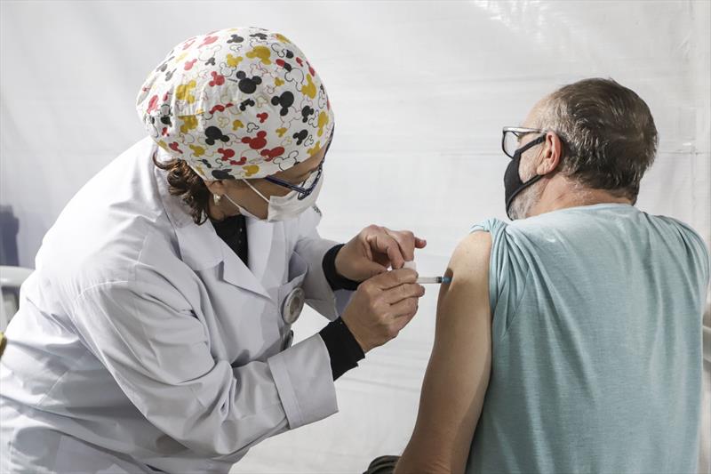 Curitiba chama moradores de 65 anos para vacina bivalente