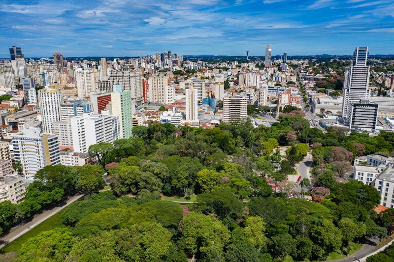 Abre e fecha feriado Curitiba