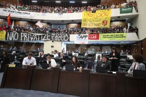 deputados oposição no plenário com professores nas galerias - projeto Parceiro da Escola