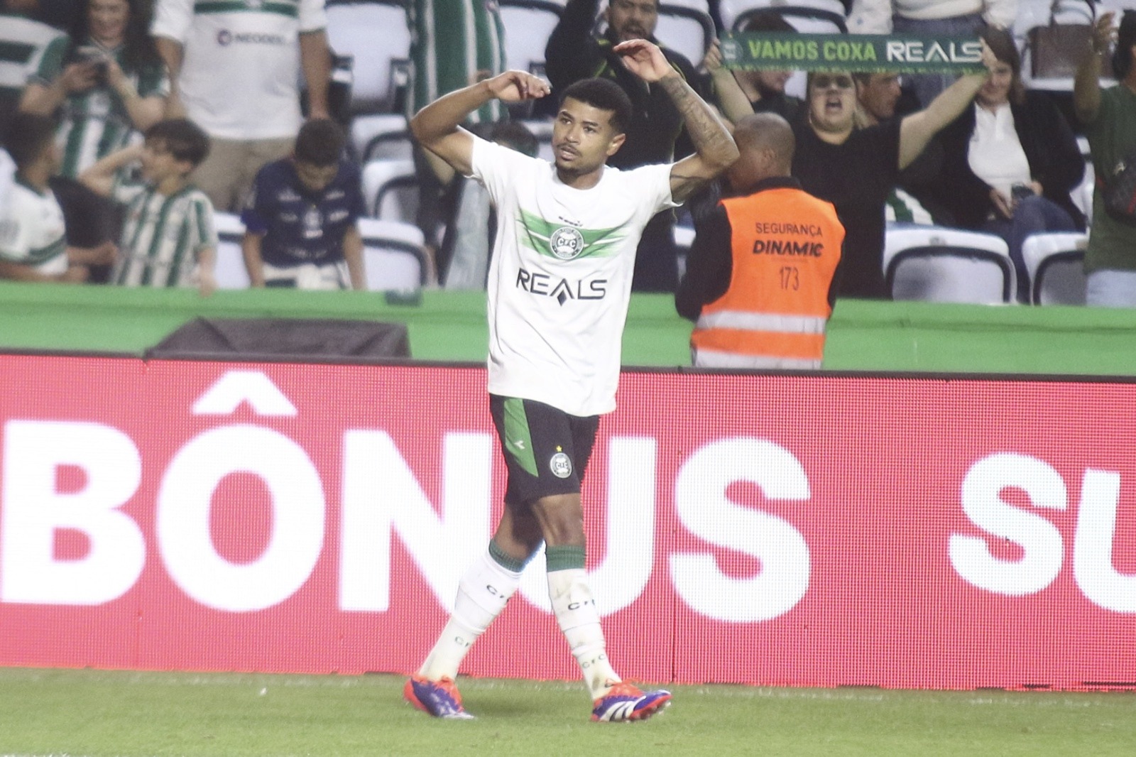 Após Seis Rodadas De Jejum Na Série B, Coritiba Ganha Da Chapecoense ...