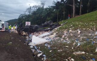 Tombamento interdita BR-376 em Guaratuba. Foto: PRF/PR