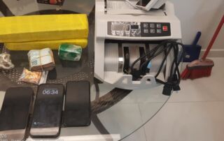 Suspeitos de fornecer drogas e armas para o tráfico em Curitiba são alvo de operação no Paraná e em Santa Catarina