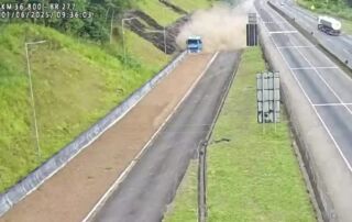 Carreta entra em área de escape na BR-277
