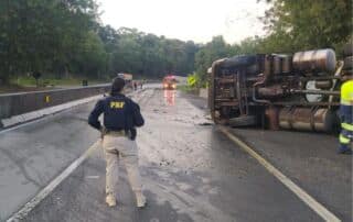 Tombamento em Morretes e obras em Campo Largo interditam um faixa da rodovia em cada trecho desde o sábado (26).