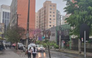Chuva e ventos acima de 60 km/h atingem Curitiba