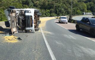 Caminhão tomba na BR-376 e deixa motorista ferido