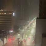 Uma forte chuva atingiu a cidade de Curitiba no final da noite do último sábado (22).