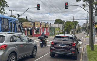 Nesta segunda-feira (10), foi implantado um novo semáforo no cruzamento das ruas Brasílio Itiberê e Iapó, no bairro Rebouças, em Curitiba.